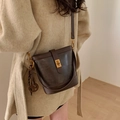 Bolso tipo cubo vintage de cuero marrón oscuro con cierre dorado y detalle de cadena lateral - Café Oscuro Con Colgante