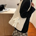 Cremeweiße Stricktasche mit Zopfmuster und süßem Plüschhasen-Anhänger für Herbst Winter - Gebrochenes Weiß
