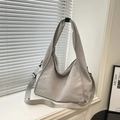 Borsa hobo grigia testurizzata con ampio manico e tracolla regolabile sul davanzale - Grigio