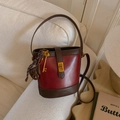 Bolso saco vintage rojo y marrón con cierre dorado antiguo y colgante de llave - Rojo con Colgante