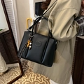 Bolso cubo de cuero granulado negro con asas superiores y colgante de cuentas de colores - Negro