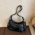 Sac à bandoulière rétro en cuir noir avec fermetures éclair argentées et clous - Noir