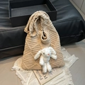 Beige Stricktasche mit Rautenmuster und einem niedlichen Plüsch-Hasen-Anhänger - Khaki