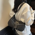 Y2K schwarze Denim-Achseltasche mit dekorativer Metallschnalle und Reißverschlusstaschen - Schwarz