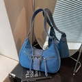 Indigo-Jeans-Hobo-Tasche mit Silberschnalle und stilvoller Halbmond-Silhouette - Blau