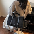 Retro zwarte suède shopper met glanzende leren hengsels en dubbele gespdetails - Zwart