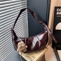 Borsa a mezzaluna a pieghe in pelle bordeaux con ciondolo a forma di orsetto - Caffè (Con Ciondolo)