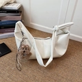 Borsa hobo bianca a pieghe con ampia tracolla annodata e ciondolo a forma di cagnolino - Bianco (Con Ciondolo)