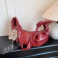 Borsa a tracolla plissettata bordeaux in similpelle lucida con ciondolo a cane di peluche - Rosso (Con Ciondolo)