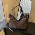 Retro dark brown large tote bag in frosted leather with white contrast stitching and bear charm - With Charm / Brown