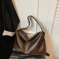 Gedetailleerde weergave van de donkerbruine grote shopper met getextureerd kunstleer - Bruin