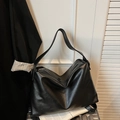 Detailopname van zwarte matte kunstlederen hobo-tas met zilveren rits op witte achtergrond - Zwart