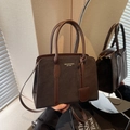 Retro dunkelbraune Boston Tasche mit MIKAXIQI-Branding und matter Ledertextur - Kaffeebraun