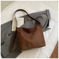Gros plan d'un sac d'épaule vintage à imprimé léopard en daim marron foncé - Marron