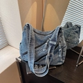 Borsa a tracolla vintage in denim blu con cerniere multiple e tracolla larga su specchio - Blu Vintage