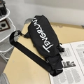 Borsa a tracolla nera a scacchi con logo bianco e tracolla regolabile per il pendolarismo - Nero