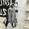 Moderna borsa a tracolla grigia a scacchi con tipografia nera in tessuto nylon - Grigio