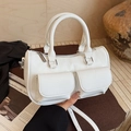 Bolso bandolera blanco de cuero sintético con múltiples bolsillos, asa y herrajes plateados - Blanco