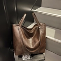 Elegante bolso tote de cuero marrón de gran capacidad con textura vintage en escaleras - Marrón