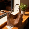 Bolso tote grande marrón oscuro en piel sintética con remaches plateados fijos - Marrón