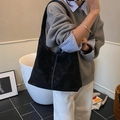 Sac fourre-tout noir minimaliste avec coutures contrastées blanches et finition mate douce - Noir