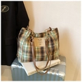 Dettaglio borsa tote in lana a quadri con toppa in pelle orso e tracolla in catena - Marrone