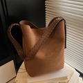 Borsa a secchiello minimalista in pelle scamosciata marrone con ampi manici intrecciati - Marrone