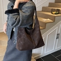 Cabas en daim marron foncé avec surpiqûres contrastées et style hobo rétro sur mannequin - Marron