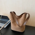 Borsa tote in camoscio marrone con tracolla intrecciata decorativa e capiente forma a secchiello - Cachi