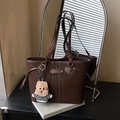 Grand sac cabas en daim marron foncé avec plaque dorée et porte-clés ourson - Café avec Pendentif