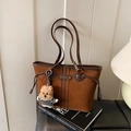 Grand sac cabas en daim marron avec anses en cuir et un charmant porte-clés ours - Marron avec pendentif
