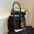 Grand sac cabas noir avec surpiqûres blanches, breloque ours et pompon en perles bois - Noir (Avec Pendentif)