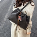 Grand sac cabas marron foncé avec surpiqûres contrastées et breloque ours en peluche - Café (Avec Pendentif)