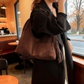 Retro donkerbruine matte schoudertas met lange franjes in een stijlvol hobo-ontwerp - Bruin