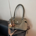 Borsa tote verde oliva in ecopelle con ciondoli a stella e tracolla intrecciata - Verde con Pendente
