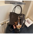 Donkerbruine matte emmertas met beer hanger en verstelbare schouderriem - Koffie (Met Hanger)