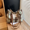Borsa tote a scacchi verde e marrone con toppa a orsetto e tracolla a catena - Marrone