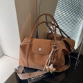 Borsa tote vintage marrone con tracolla intrecciata e ciondolo orsetto di peluche - Marrone con ciondolo