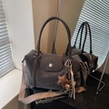 Borsa tote retrò grigio antracite opaco con tracolla intrecciata e ciondoli decorati - Caffè con Ciondolo