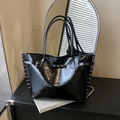Grande borsa tote in pelle nera lucida con borchie argentate e tracolle lunghe - Nero