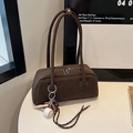 Borsa a spalla retrò marrone scuro opaco con ciondolo da baseball e cuciture bianche - Caffè Con Pendente