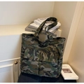 Macro della grande borsa tote in tela mimetica con due tasche cargo frontali applicate - Camouflage