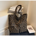 Dettaglio della borsa tote in tela leopardata con due tasche frontali e grande capacità - Leopardo Marrone