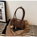 Borsa hobo marrone in pelle scamosciata a forma di cuscino con ciondolo baseball - Marrone con Ciondolo