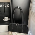 Bolso tipo almohada negro minimalista en ante mate y cuero con cremallera plateada - Negro