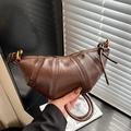 Braune Schultertasche aus Kunstleder in Croissant-Form mit Falten und Metallring - Braun