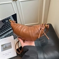 Braune Croissant-Tasche aus Leder mit Plissee-Design und eleganten Goldring-Details - Braun
