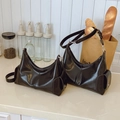 Bolso de hombro minimalista en cuero PU negro con bolsillo lateral y acabado brillante - Grande / Marrón