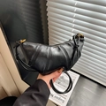 Minimalistische schwarze Halbmond-Schultertasche mit Steppnähten und Metallschnalle - Schwarz
