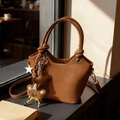 Borsa a secchiello vintage marrone caramello con ciondolo a orso e tracolla regolabile - Marrone con ciondolo